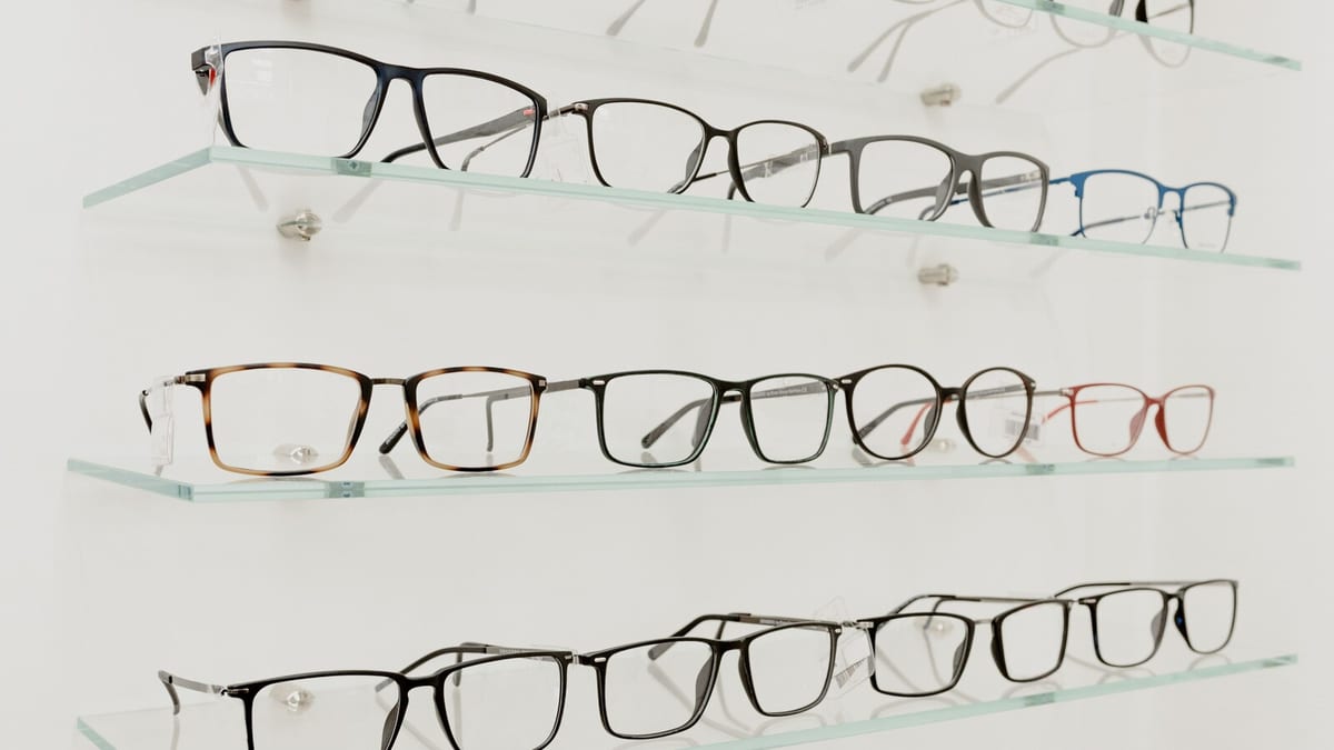 Verkaufsraum von Brillenwerk Optik mit Fassungswand